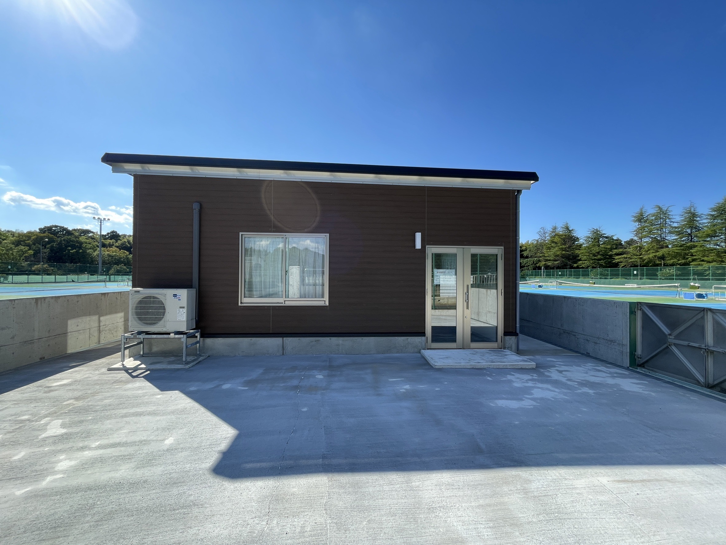 武生東運動公園庭球場管理棟
