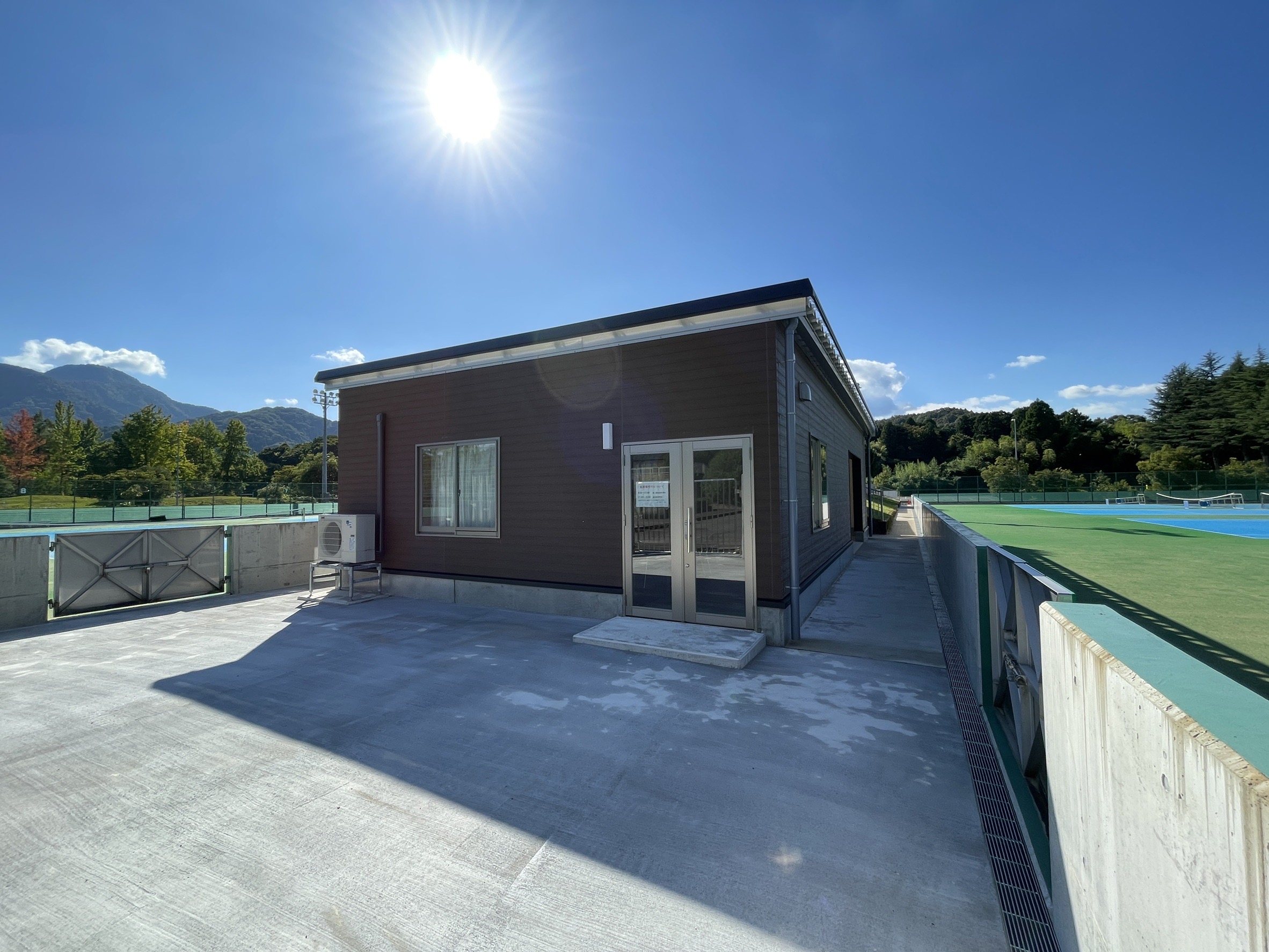 武生東運動公園庭球場管理棟