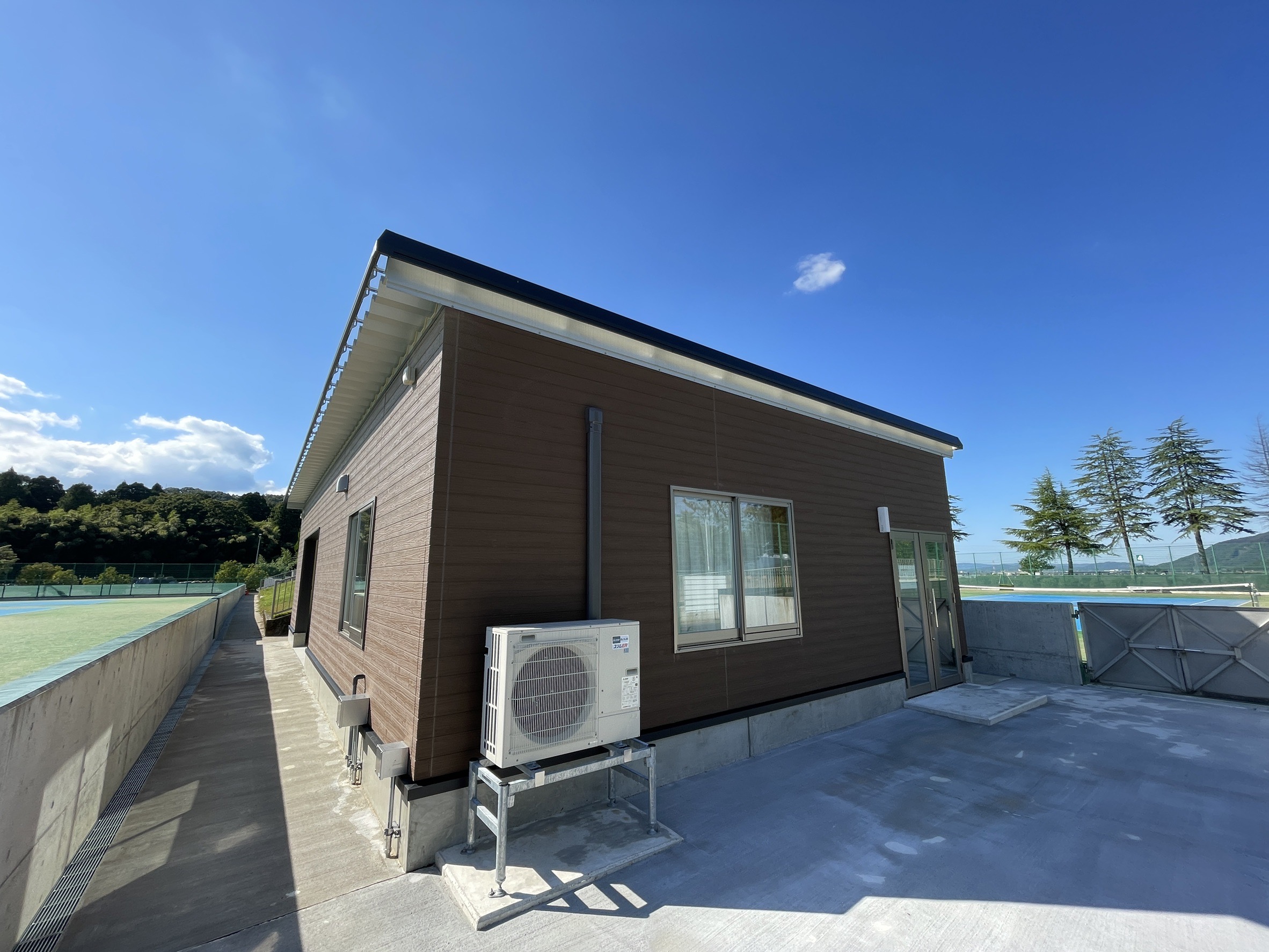 武生東運動公園庭球場管理棟