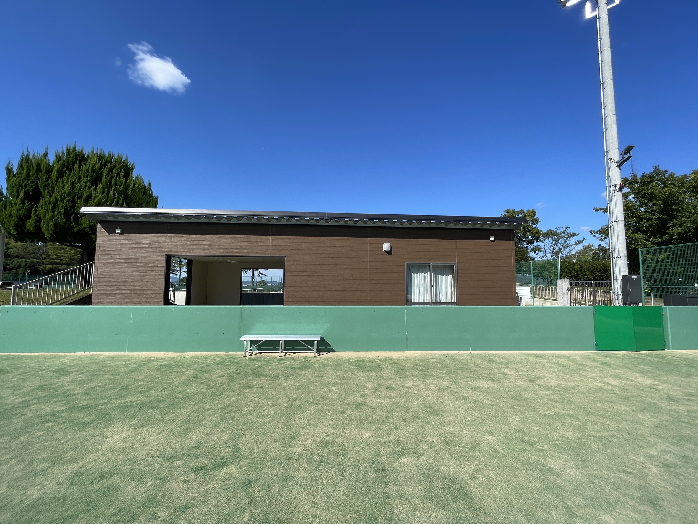 武生東運動公園庭球場管理棟