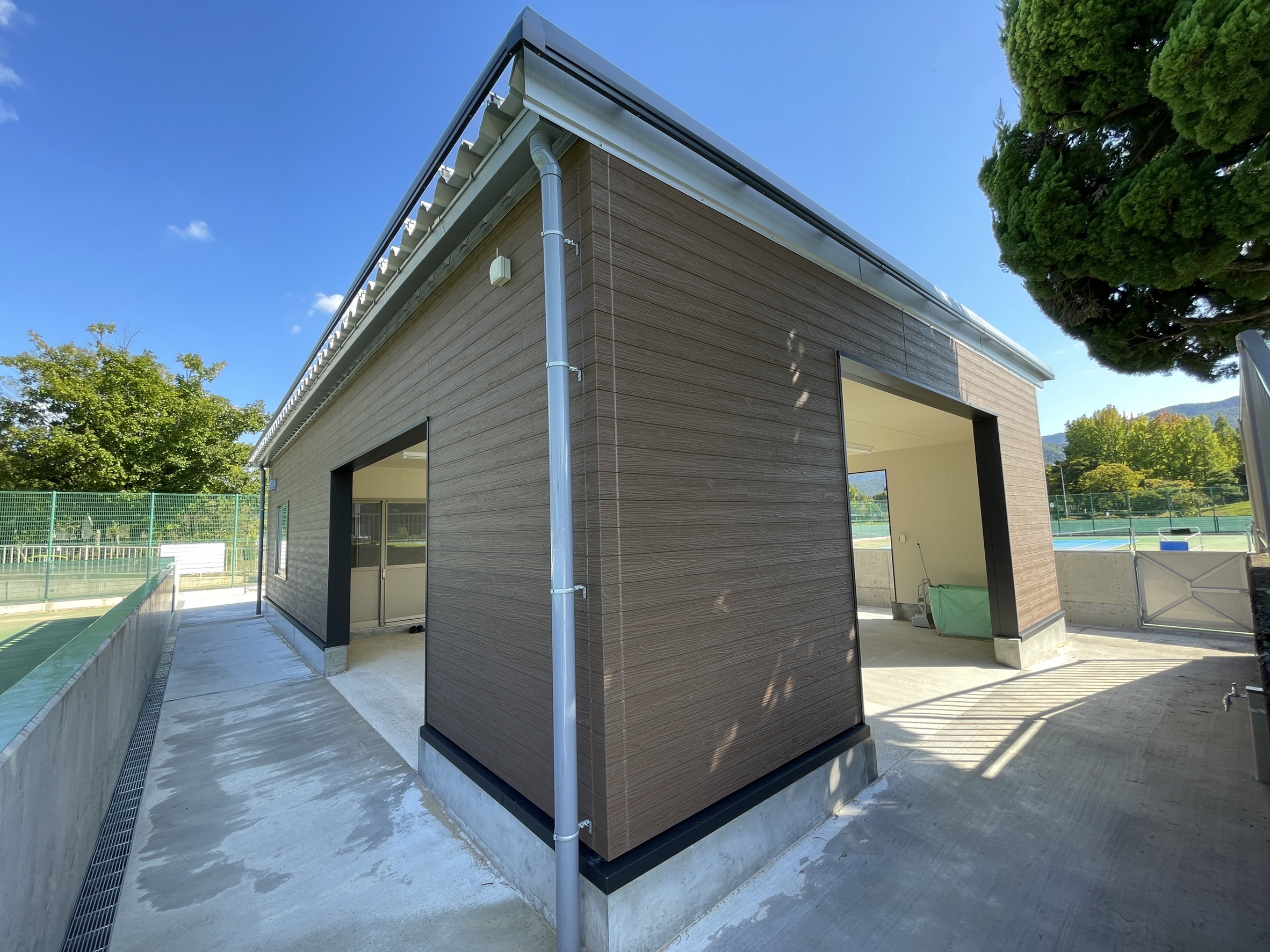 武生東運動公園庭球場管理棟